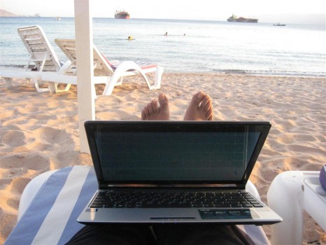 Toes_Laptop_Sand
